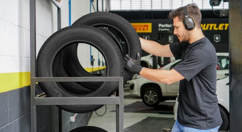 Trocar pneu do carro: como fazer? | Pessoa trocando pneu em loja | Outlet dos Pneus